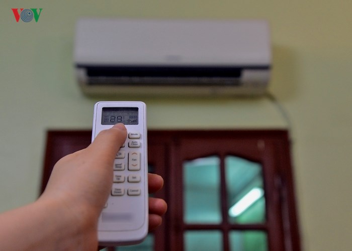 Dân Hà Nội khổ sở tìm cách chống nắng nóng đầu hè